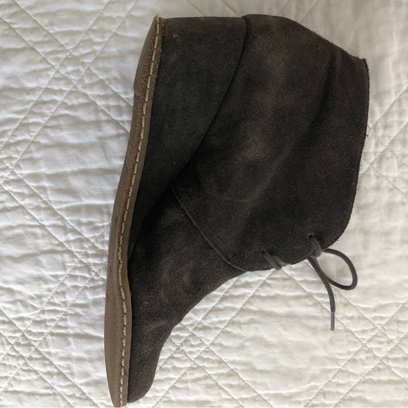 Great condition Franco Sarto Women’s Sz 9 Gray Suede Wedge Heel Lace-Up Booties - Picture 4 of 12